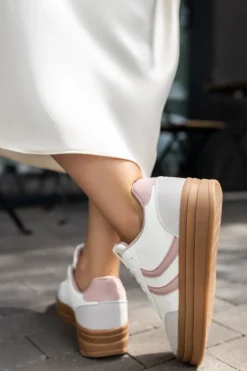 Clearance Białe niskie trampki Leila - różowo-białe Sneakersy