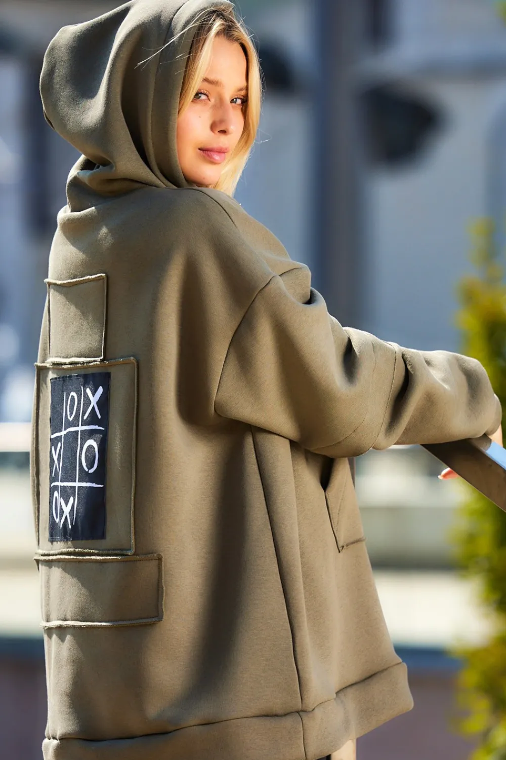 Online Bluza damska z ozdobnymi naszywkami - khaki Odzież Casualowa|Dobry Skład