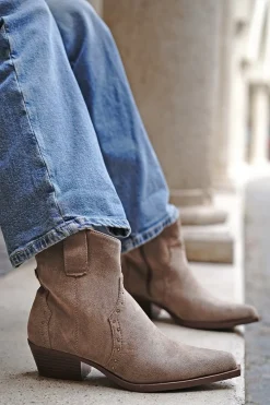 Clearance Buty do kostek na grubym obcasie Arumia - jasnobeżowe Botki
