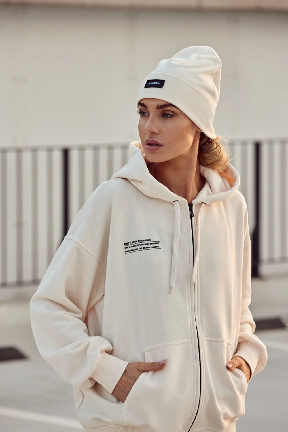 Clearance Czapka beanie unisex z naszywką good vibes - śmietankowa Akcesoria|Dobry Skład