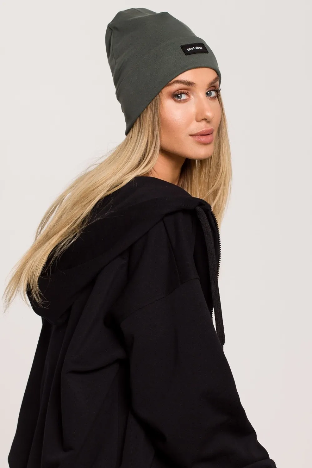 Outlet Czapka beanie unisex z naszywką good vibes - militarno-zielona Akcesoria|Dobry Skład
