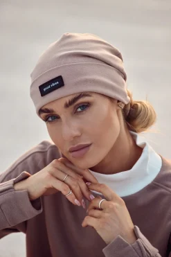 Outlet Czapka beanie unisex z naszywką good vibes - mokka Akcesoria|Dobry Skład