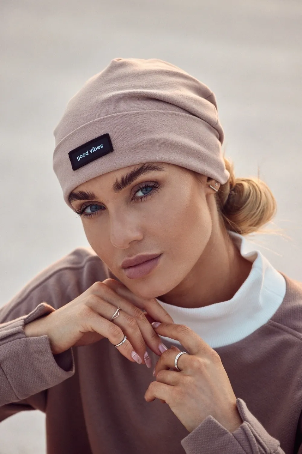 Outlet Czapka beanie unisex z naszywką good vibes - mokka Akcesoria|Dobry Skład
