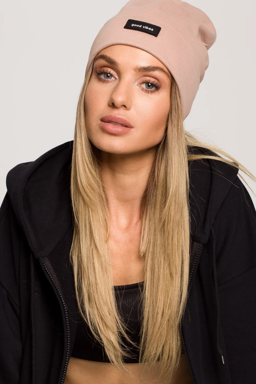 Outlet Czapka beanie unisex z naszywką good vibes - mokka Akcesoria|Dobry Skład