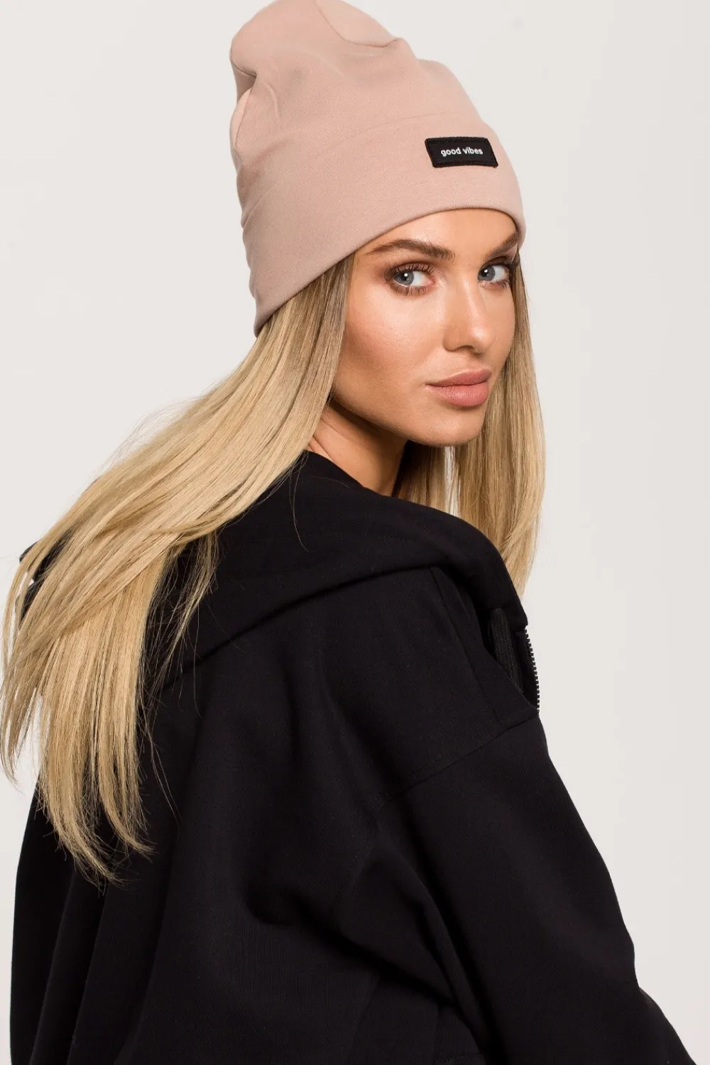 Outlet Czapka beanie unisex z naszywką good vibes - mokka Akcesoria|Dobry Skład