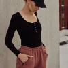 Hot Czapka unisex z daszkiem i nadrukiem - czarna Akcesoria