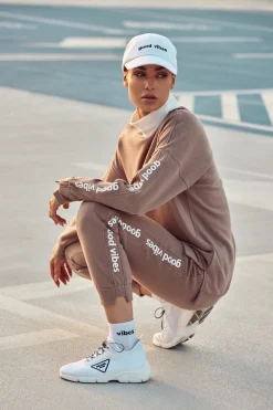 Czapka z daszkiem i haftem "good vibes" - biała Akcesoria