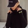 Discount Czapka z daszkiem i haftem "good vibes" - czarna Akcesoria