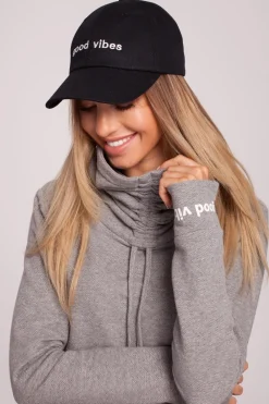 Discount Czapka z daszkiem i haftem "good vibes" - czarna Akcesoria