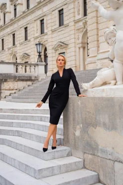 Hot Dopaowana ukienka z dekote V - czarna Sukienki