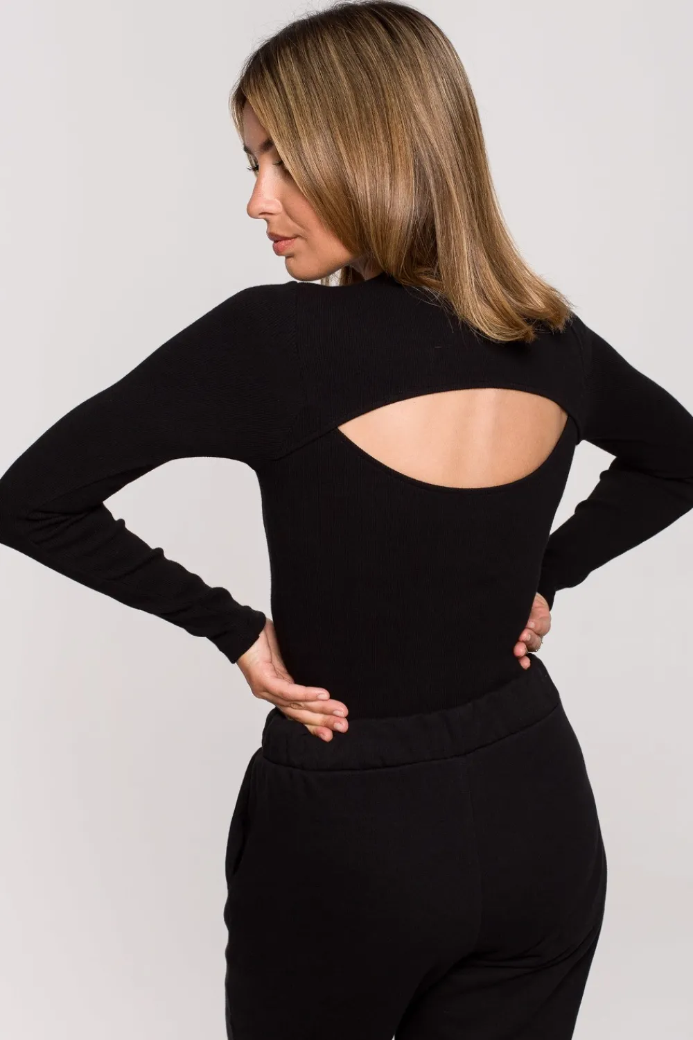 Outlet Dopaowane body z rozcięcie na pecach - czarne Body