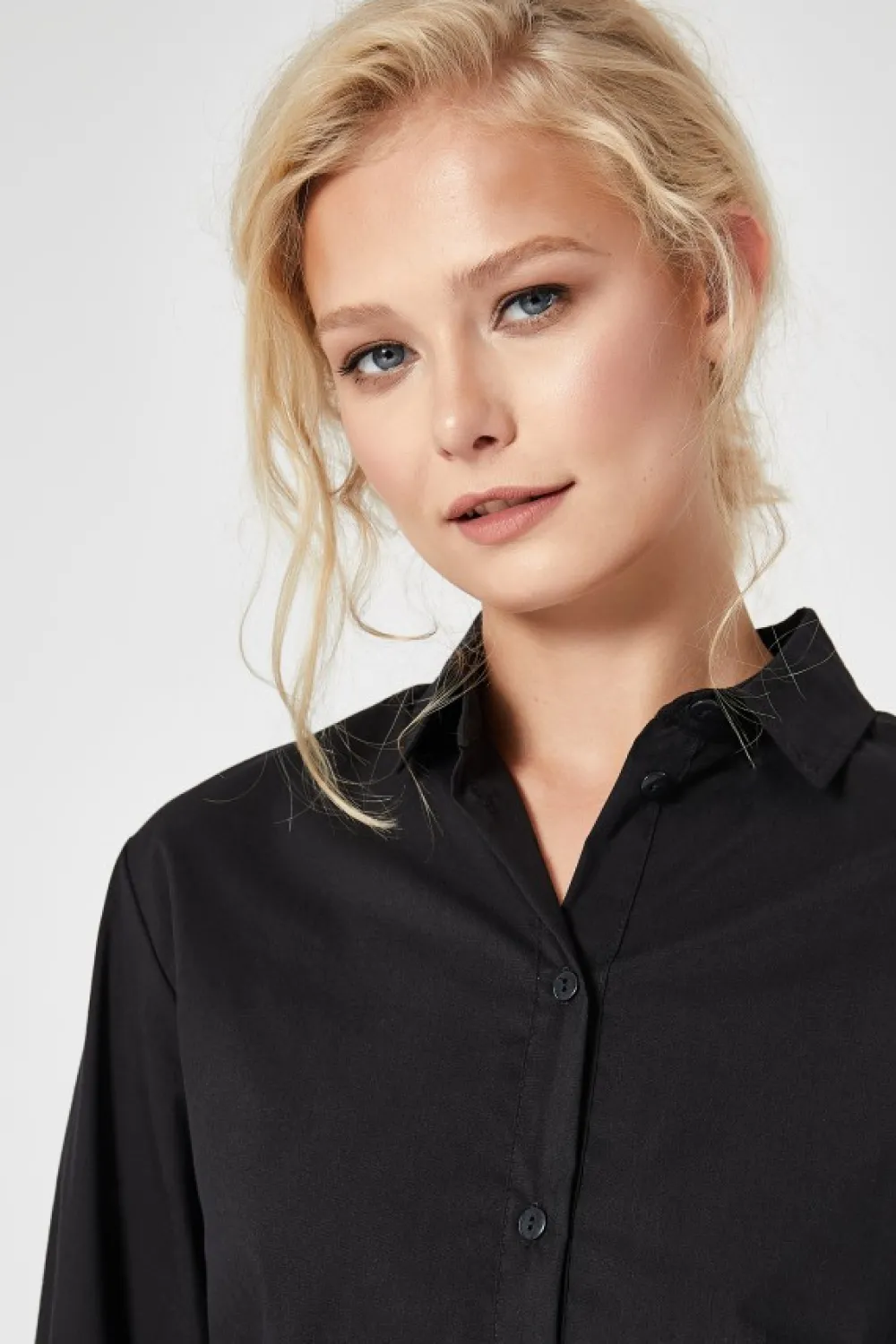 Sale Elegancka koszula wiązana w pasie - czarna Koszule
