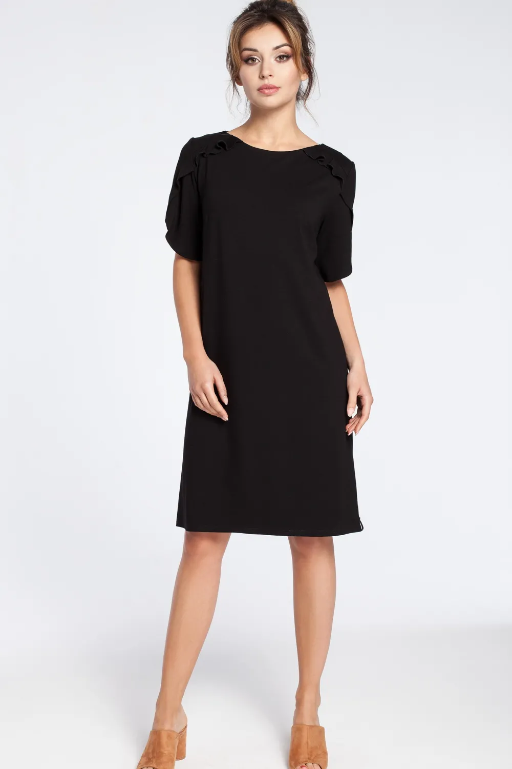 Outlet Elegancka sukienka midi z falbankami - czarna Sukienki