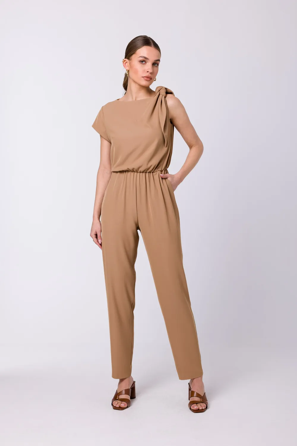 Sale Kobinezon z wiązanie na raieniu - beżowy Kombinezony|Eleganckie Kombinezony