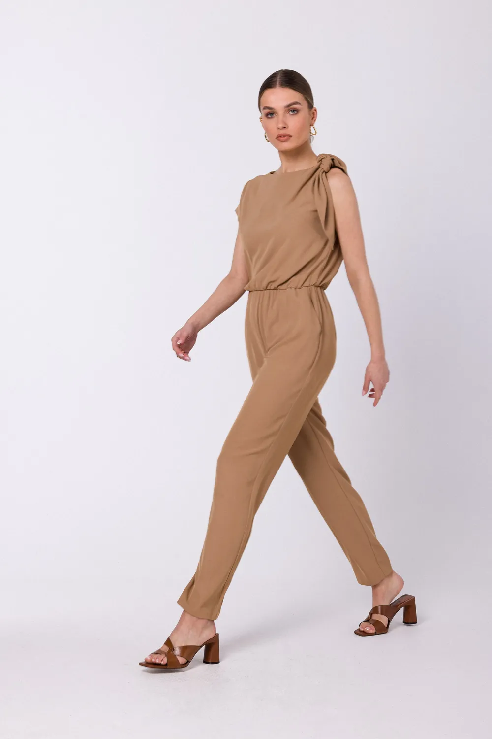 Sale Kobinezon z wiązanie na raieniu - beżowy Kombinezony|Eleganckie Kombinezony