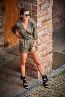 Sale Krótki kobinezon z guką w taii - khaki Eleganckie Kombinezony|Kombinezony