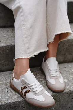 Best Laskowe niskie trampki Kiana - biało Sneakersy