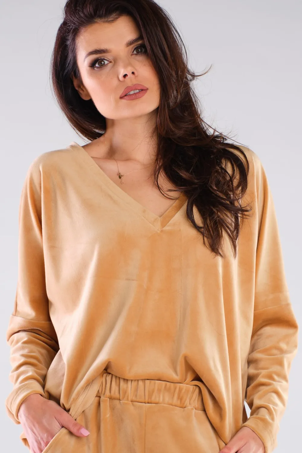 Outlet Luźna bluza welurowa z dekoltem V - beżowa Odzież Casualowa|Bluzy