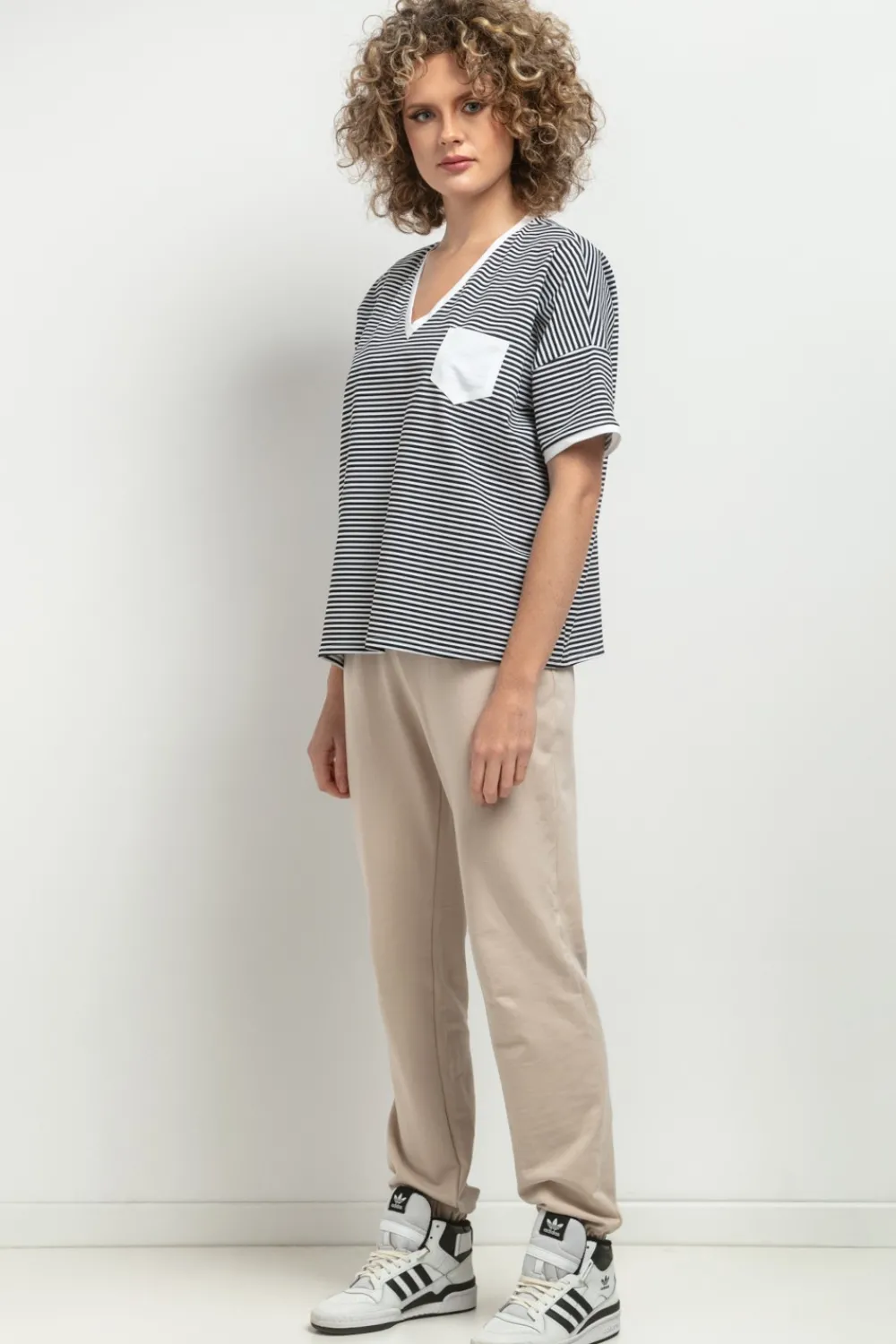 Clearance uźny t-hirt z dekote V - biało-czarny Odzież Casualowa|Dobry Skład