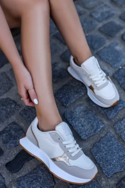 Online Niskie trampki Zaniyah - jasnobeżowe Sneakersy