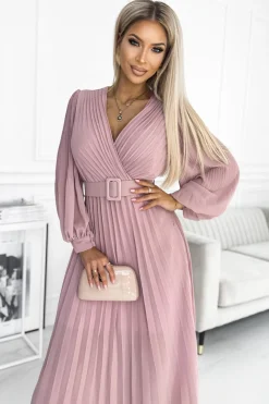 Outlet Plisowana sukienka z paskiem w talii - pudrowa Maxi|Kolory I Printy Sezonu