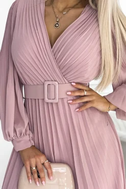 Outlet Plisowana sukienka z paskiem w talii - pudrowa Maxi|Kolory I Printy Sezonu