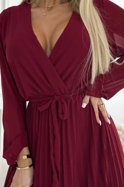 Outlet Plisowana szyfonowa sukienka z dekoltem, długim rękawkiem i wiązanym paskiem - bordowa Maxi|Sukienki