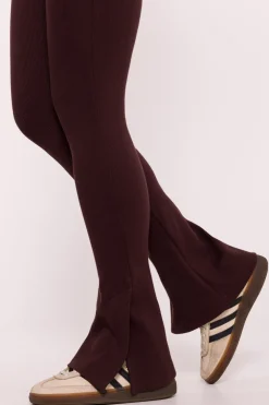 Outlet Prążkowane egginy z rozcięciai – brązowe Legginsy|Odzież Casualowa