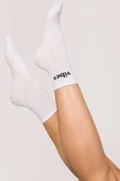 Outlet Skarpety unisex z napisem "good vibes" - białe Akcesoria