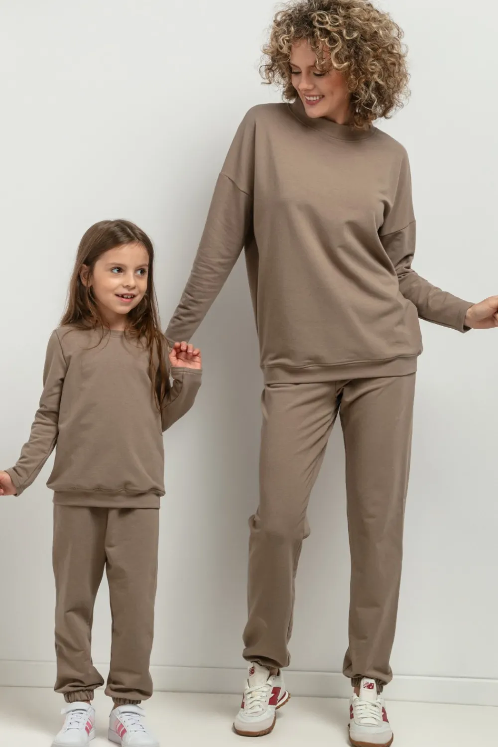 Hot Spodnie dresowe typu jogger dla dziewczynki - cappuccino Dzieci Odzież Dziecięca|Dobry Skład