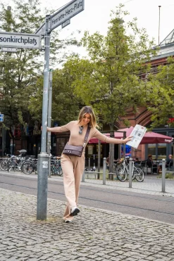 Discount Spodnie dresowe z szerokimi nogawkami - orzechowe Odzież Casualowa|Spodnie