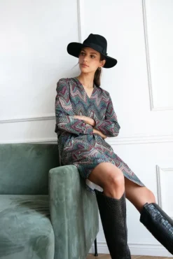 Online Stylowa sukienka z dekoltem V i wiązanym paskiem - model 2 Sukienki