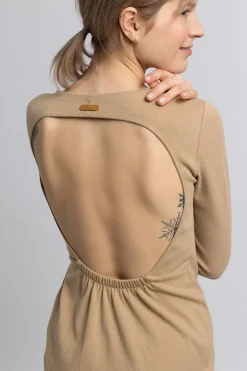 New ukienka ini z wycięcie na pecach - cappuccino Sukienki Dzianinowe|Sukienki