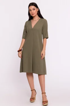 Sale ukienka trapezowa z dekote V - oiwkowa Do Pracy|Kolory I Printy Sezonu
