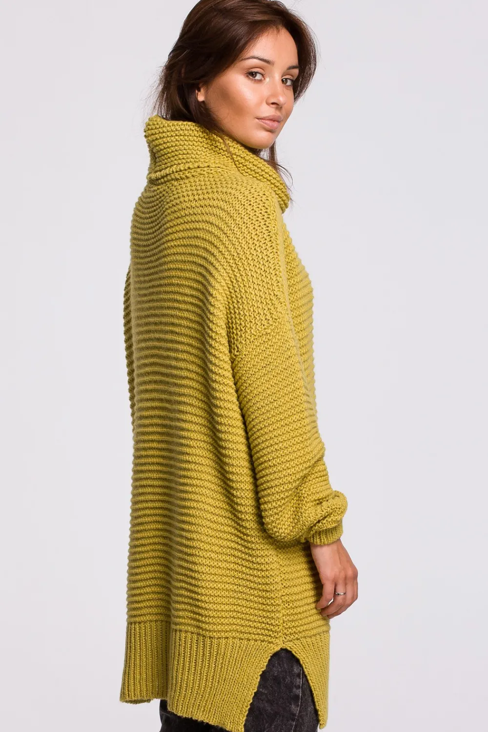 Sweter oversize z golfem - limonkowy Swetry