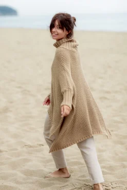 New Sweter ponczo z rękawami i golfem - kamelowy Swetry