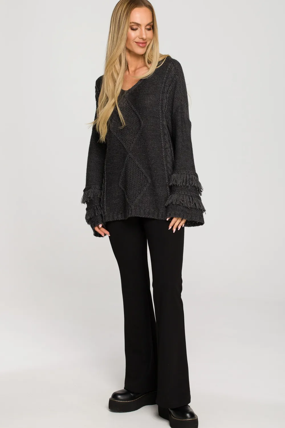 Sweter w stylu boho z frędzlami - grafitowy Swetry