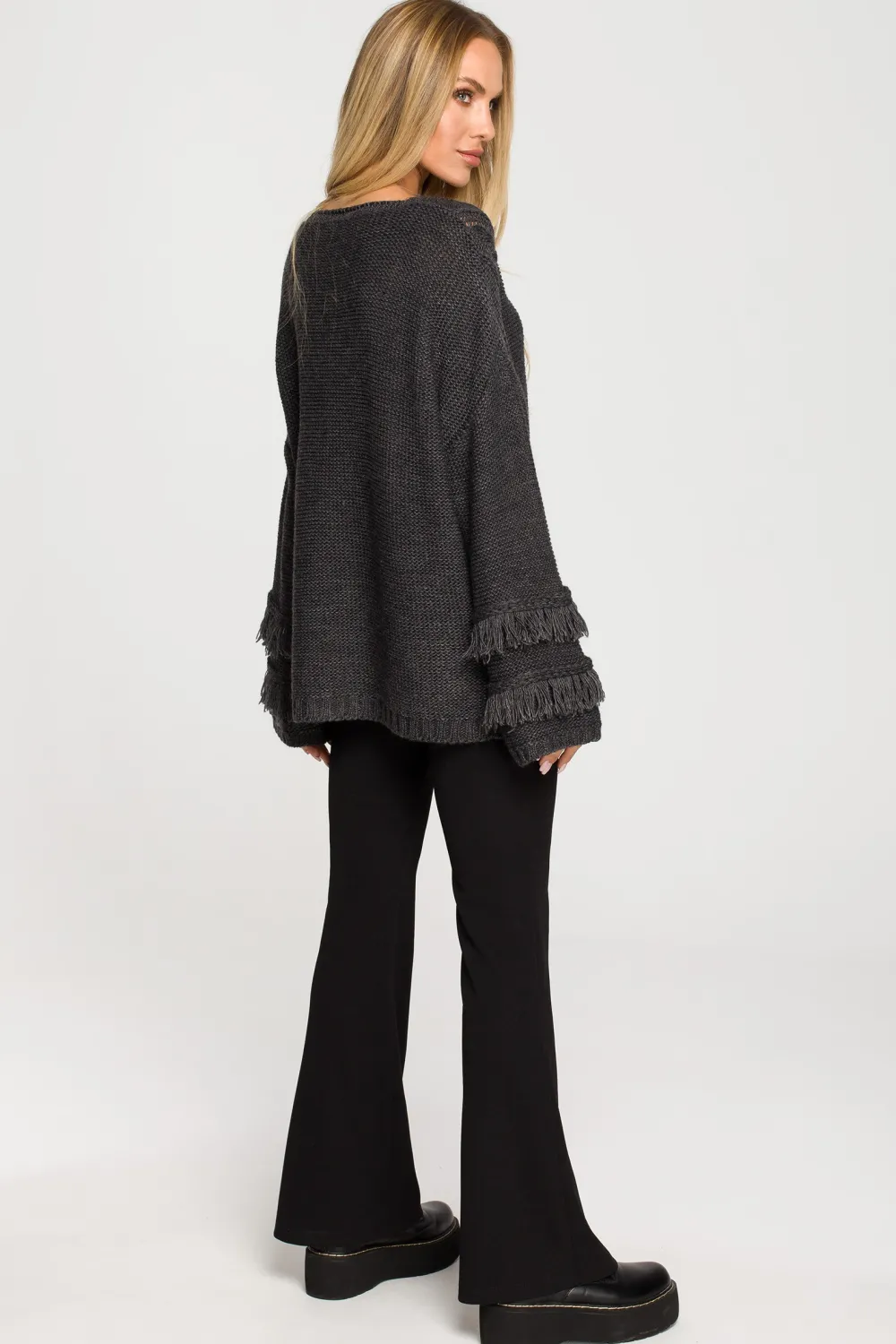 Sweter w stylu boho z frędzlami - grafitowy Swetry