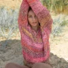 Best Wielokolorowy sweter z dekoltem V - malinowy Swetry